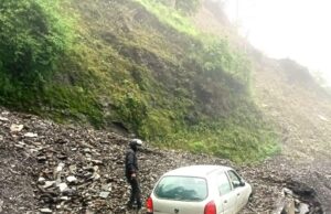 बद्रीनाथ राष्ट्रीय राजमार्ग कई जगहों पर मलबा आने।से हुवा अवरुद्ध