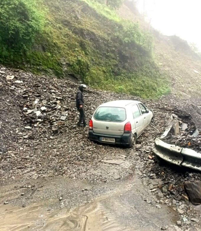 बद्रीनाथ राष्ट्रीय राजमार्ग कई जगहों पर मलबा आने।से हुवा अवरुद्ध