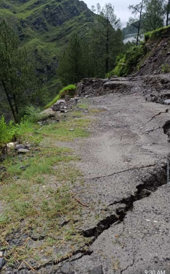 उर्गम क्षेत्र को जोड़ने वाला सम्पर्क मार्ग क्षतिग्रस्त,