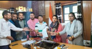 हेलंग उर्गम मोटर मार्ग के साथ विभिन्न समस्यों को लेकर ग्रामीणों ने दिया ज्ञापन, आंदोलन की दी चेतावनी