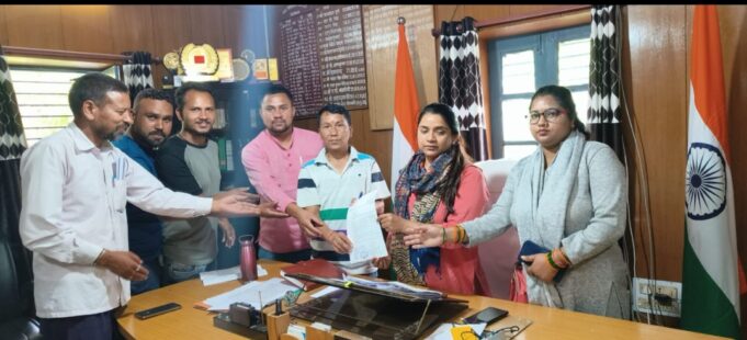 हेलंग उर्गम मोटर मार्ग के साथ विभिन्न समस्यों को लेकर ग्रामीणों ने दिया ज्ञापन, आंदोलन की दी चेतावनी