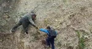 कनोल गांव के ग्रामीण जान जोखिम में डालकर भेज है रहे पाल्यो को स्कूल