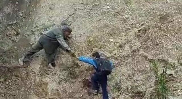 कनोल गांव के ग्रामीण जान जोखिम में डालकर भेज है रहे पाल्यो को स्कूल