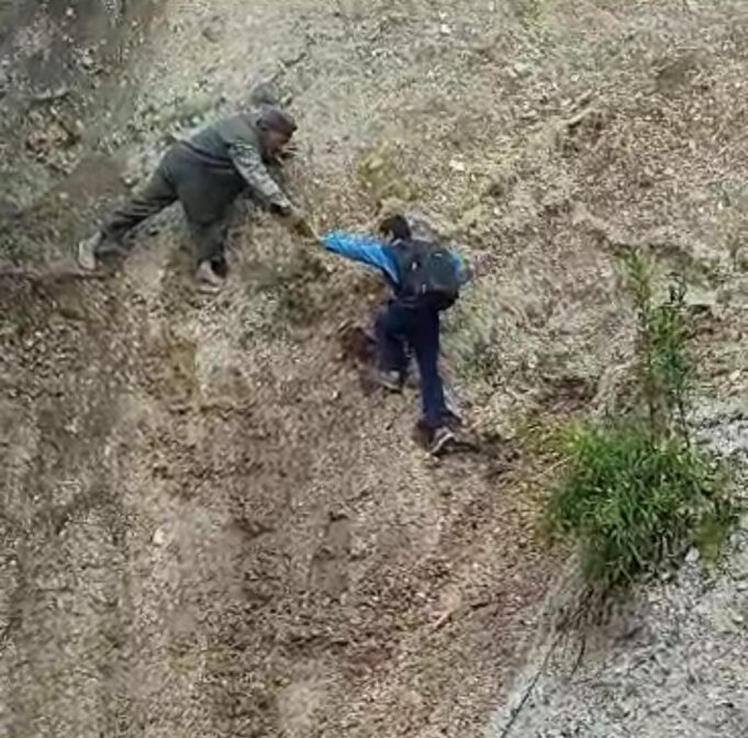 कनोल गांव के ग्रामीण जान जोखिम में डालकर भेज है रहे पाल्यो को स्कूल
