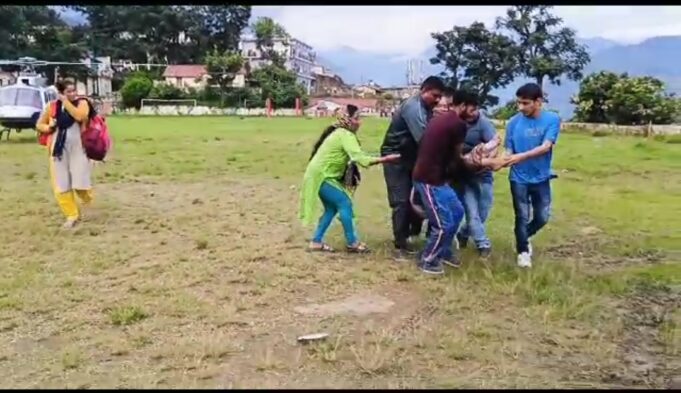 हाइवे बन्द आफत में जान, हेलीकॉप्टर से पहुचाया गया अस्पताल