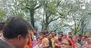 नाराजगीं: सड़क पर उतरे पीपलकोटी क्षेत्र के आपदा प्रभावित