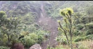गुनियाला में गांव के ऊपर भूस्खलन, 20 परिवार खतरे की जद में