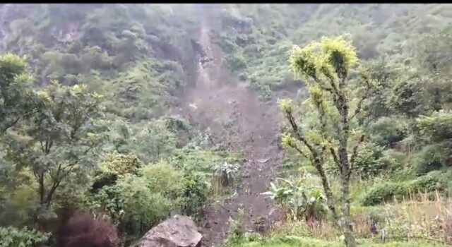 गुनियाला में गांव के ऊपर भूस्खलन, 20 परिवार खतरे की जद में
