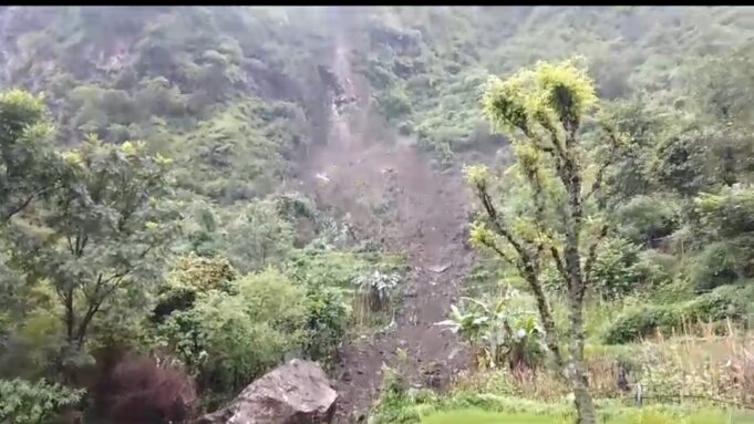 गुनियाला में गांव के ऊपर भूस्खलन, 20 परिवार खतरे की जद में