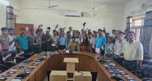 जीआरपी ने बरामद किये रेल यात्रियो के गुम हुए 20 लाख के 130 मोबाइल फोन, सकुशल सौंपकर चेहरे पर लौटायी मुस्कान