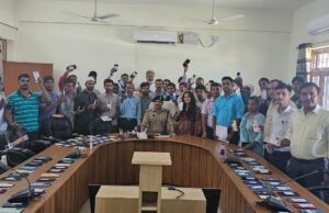 जीआरपी ने बरामद किये रेल यात्रियो के गुम हुए 20 लाख के 130 मोबाइल फोन, सकुशल सौंपकर चेहरे पर लौटायी मुस्कान