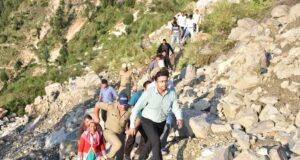 डीएम ने भूस्खलन से प्रभावित गांव पगनों का किया स्थलीय निरीक्षण