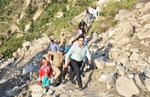 डीएम ने भूस्खलन से प्रभावित गांव पगनों का किया स्थलीय निरीक्षण