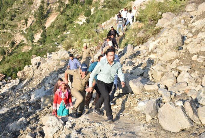 डीएम ने भूस्खलन से प्रभावित गांव पगनों का किया स्थलीय निरीक्षण