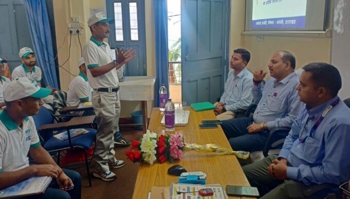 मुख्य विकास अधिकारी ने एसबीआई ग्रामीण द्वारा चलाये जा रहे हेयर सेलून प्रशिक्षण का किया निरीक्षण