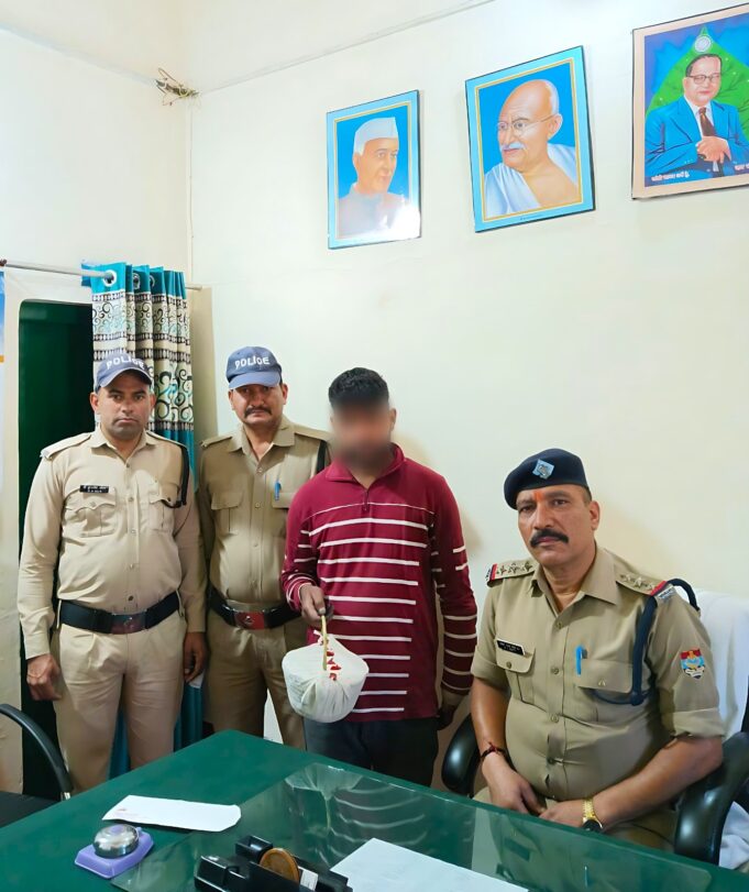 चाय की दुकान की आड़ में कर रहा अवैध नशे का कारोबार, पुलिस ने किया गिरफ्तार