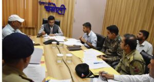 जिलाधिकारी ने रेल विकास निगम ,एनएच अधिकारियो की ली बैठक ,लंबित मामलो के निस्तारण को लेकर दिए निर्दश