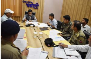 जिलाधिकारी ने रेल विकास निगम ,एनएच अधिकारियो की ली बैठक ,लंबित मामलो के निस्तारण को लेकर दिए निर्दश