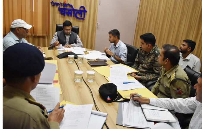 जिलाधिकारी ने रेल विकास निगम ,एनएच अधिकारियो की ली बैठक ,लंबित मामलो के निस्तारण को लेकर दिए निर्दश