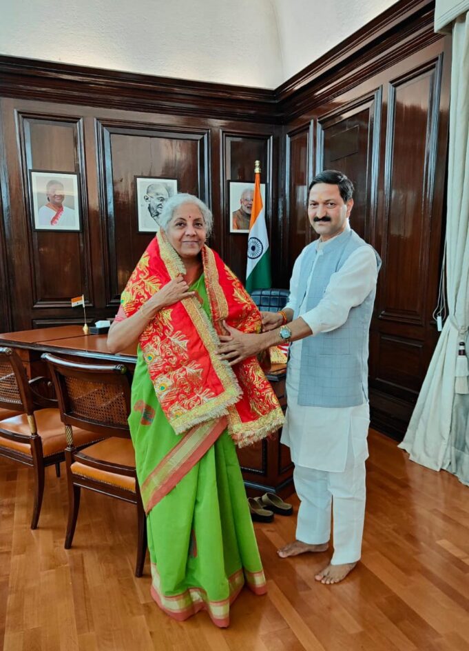 बीकेटीसी अध्य्क्ष ने उत्तराखंड के. मंदिरो के सौंदर्यी करण को लेकर वित्त मंत्री से की मुलाकात