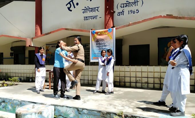 जनपद पुलिस द्धारा स्कूली छात्राओं में आत्मविश्वास एवं सुरक्षा की भावना जाग्रत करने हेतु दिया गया आत्मरक्षा का प्रशिक्षण
