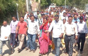 अतिक्रमण हटाने की कार्रवाई को लेकर नौटी क्षेत्र के लोगो ने किया प्रदर्शन