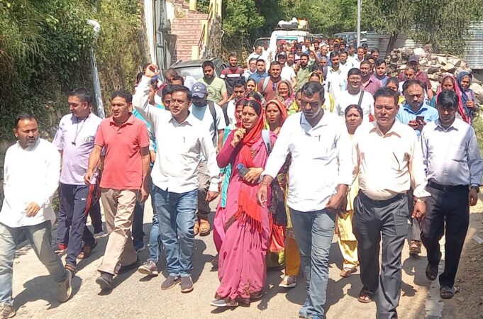 अतिक्रमण हटाने की कार्रवाई को लेकर नौटी क्षेत्र के लोगो ने किया प्रदर्शन