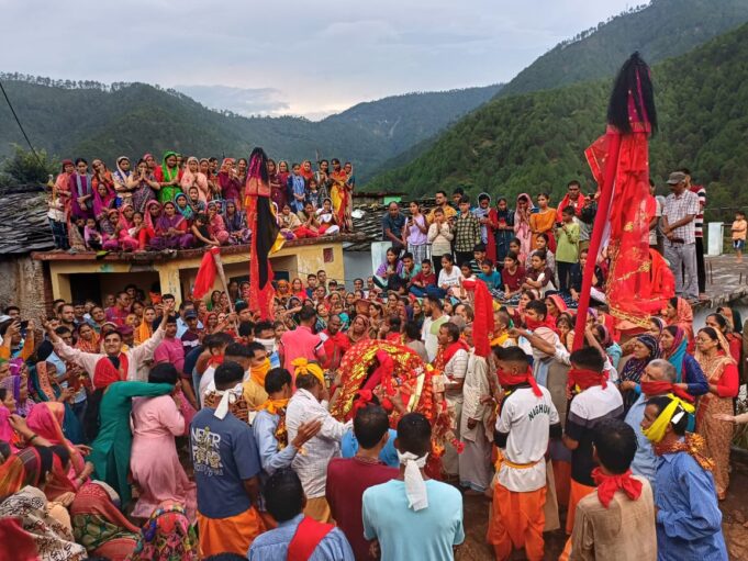 18 वर्षों बाद बद्रीनाथ यात्रा के लिए गर्भगृह से बाहर निकली कुमेड़ा की मां राजराजेश्वरी की डोली