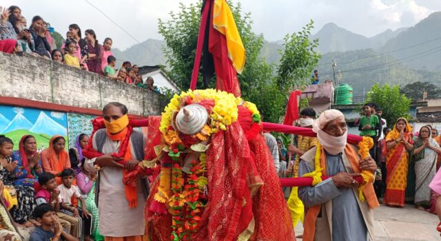 बद्रीनाथ यात्रा के प्रथम पड़ाव हेतु बमोथ पहुंची राजराजेश्वरी इंद्रामती की विग्रह डोली