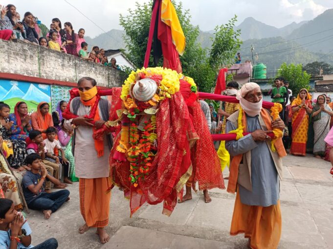 बद्रीनाथ यात्रा के प्रथम पड़ाव हेतु बमोथ पहुंची राजराजेश्वरी इंद्रामती की विग्रह डोली