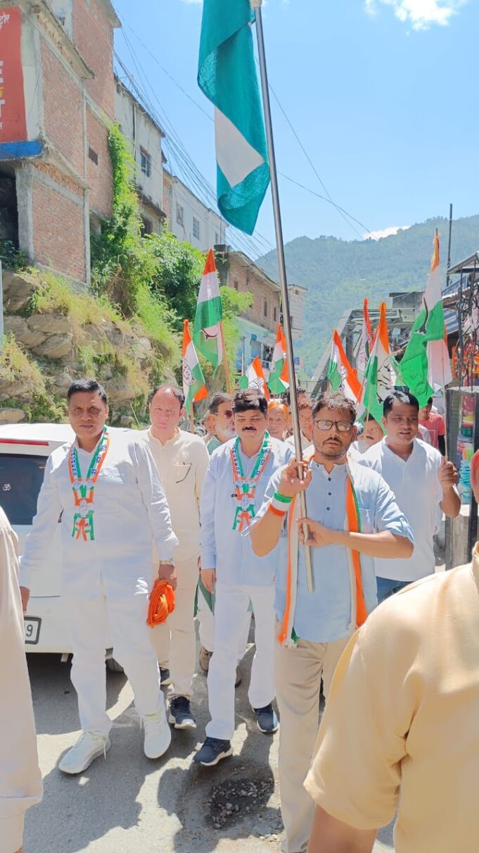 भारत जोड़ो यात्रा की वर्षगांठ पर कांग्रेस ने निकाली तिरंगा यात्रा