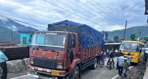 राष्ट्रीय राजमार्ग चमोली कुंड केदारनाथ पर ट्रक में आई खराबी, लगा जाम