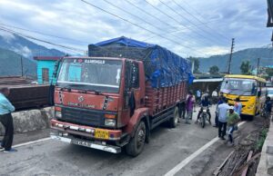 राष्ट्रीय राजमार्ग चमोली कुंड केदारनाथ पर ट्रक में आई खराबी, लगा जाम