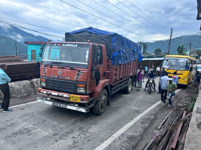राष्ट्रीय राजमार्ग चमोली कुंड केदारनाथ पर ट्रक में आई खराबी, लगा जाम