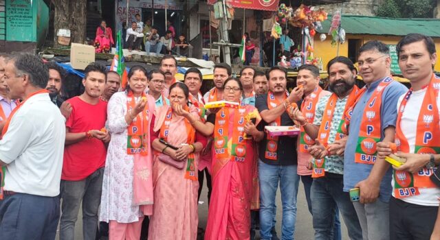 जश्न: बागेश्वर उप चुनाव में भाजपा प्रत्याशी की जीत पर कार्यकर्ताओं ने जताई खुशी