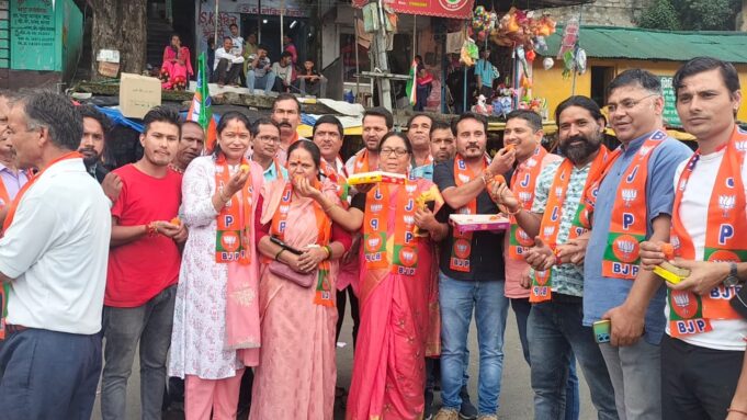 जश्न: बागेश्वर उप चुनाव में भाजपा प्रत्याशी की जीत पर कार्यकर्ताओं ने जताई खुशी