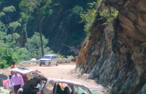 कार पर गिरे पथ्थर, बाल बाल बची जान