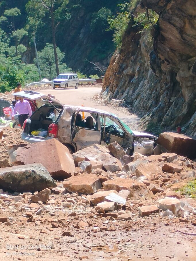 कार पर गिरे पथ्थर, बाल बाल बची जान