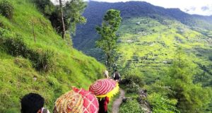 भलि केन जाया गौरा तू अपणा कैलाश, हेरि चेजा फेरि चेजा तु मैत कु मुल्क , पारम्परिक लोकगीतों के संग बंड के ग्रामीण मां नंदा को कर रहे हैं विदा