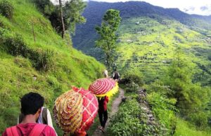 भलि केन जाया गौरा तू अपणा कैलाश, हेरि चेजा फेरि चेजा तु मैत कु मुल्क , पारम्परिक लोकगीतों के संग बंड के ग्रामीण मां नंदा को कर रहे हैं विदा
