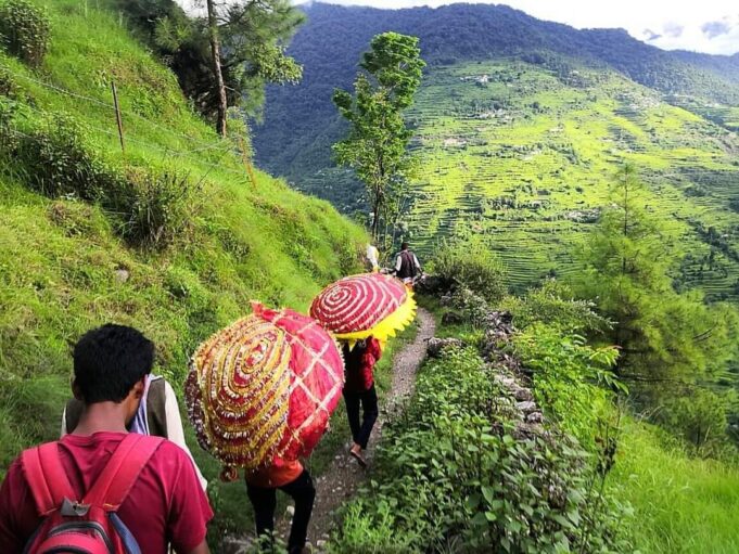 भलि केन जाया गौरा तू अपणा कैलाश, हेरि चेजा फेरि चेजा तु मैत कु मुल्क , पारम्परिक लोकगीतों के संग बंड के ग्रामीण मां नंदा को कर रहे हैं विदा
