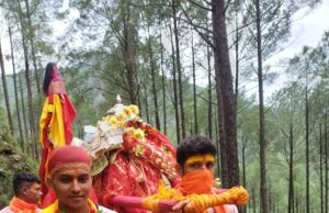 भक्तों से मिलने सिनाऊं गांव पहुंची मां राजराजेश्वरी की डोली