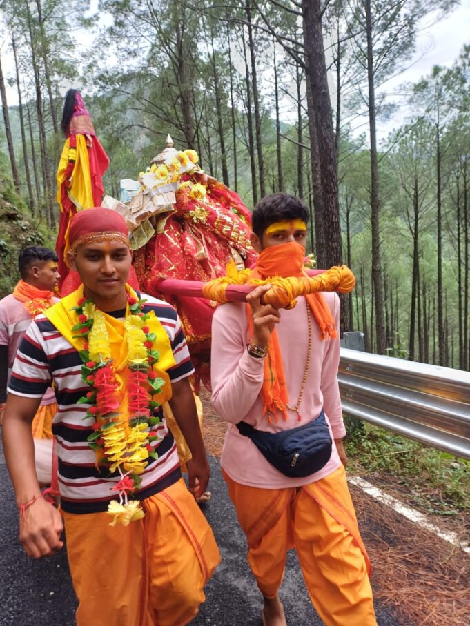 भक्तों से मिलने सिनाऊं गांव पहुंची मां राजराजेश्वरी की डोली