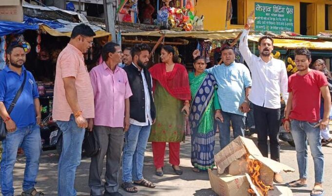 द्वाराहाट विधायक द्वारा सीएम पर की गई टिपणी मामले में भाजपा ने फूंका विधायक का पुतला