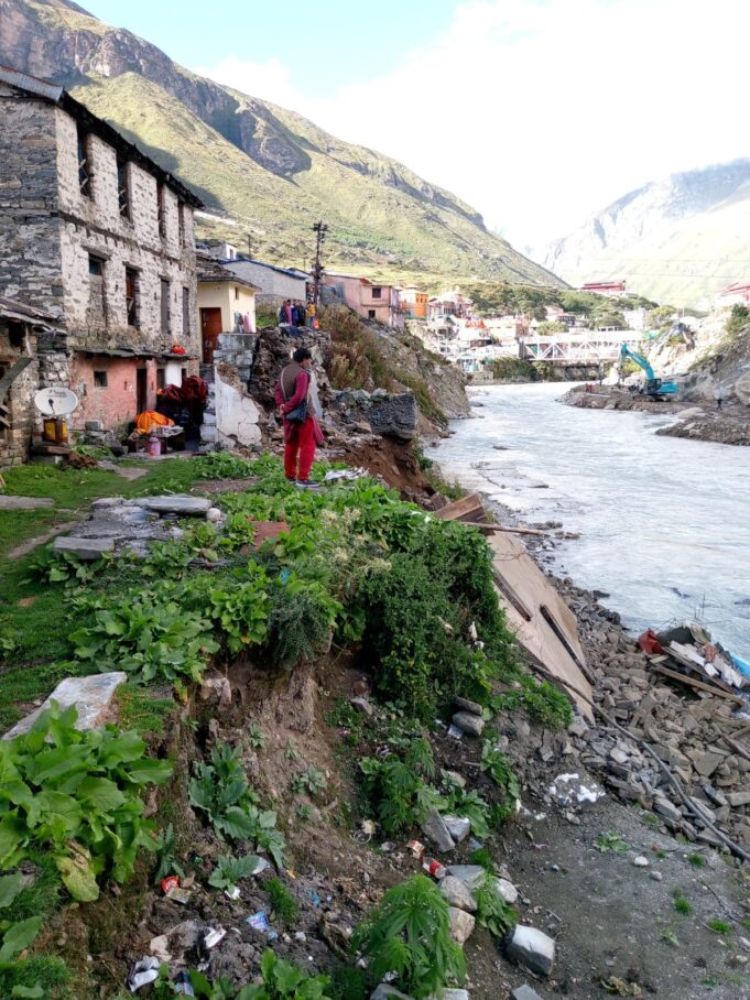 भरभरा का गिर गया मकान, मास्टर प्लान के तहत हो रहे निर्माण कार्यो पर लगाया लापरवाही का आरोप