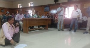 जिला पंचायत की बैठक में डीएम सहित जिलास्तरीय अधिकारियों के न पहुंचने पर निंदा प्रस्ताव हुआ पारित