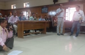 जिला पंचायत की बैठक में डीएम सहित जिलास्तरीय अधिकारियों के न पहुंचने पर निंदा प्रस्ताव हुआ पारित