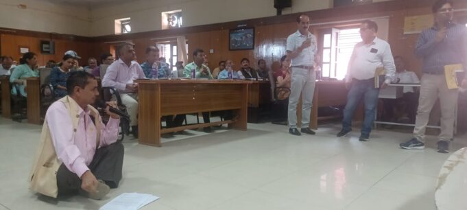 जिला पंचायत की बैठक में डीएम सहित जिलास्तरीय अधिकारियों के न पहुंचने पर निंदा प्रस्ताव हुआ पारित