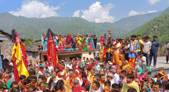 धार्मिक अनुष्ठान के पश्चात गर्भगृह में विराजी मां राजराजेश्वरी इंद्रामती की डोली