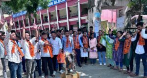 10 सूत्रीय मांगों को लेकर एबीवीपी ने फूंका कुलपति का पुतला